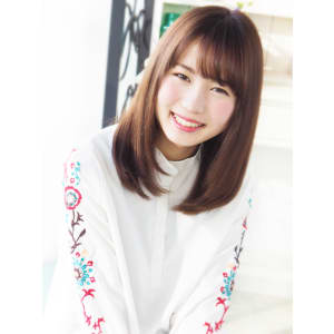 大人清楚で自然なストレートセミディ