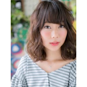 斜めバングの前下がりミディ