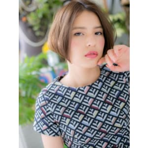 前下がりボブの大人センターパート