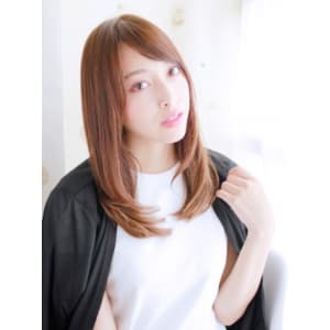 大人カジュアルのストレートレイヤースタイル