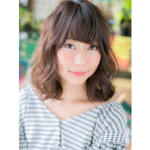 斜めバングの前下がりミディ