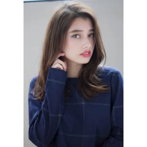 外ハネもかわいいセミディスタイル