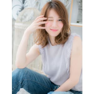 くせ毛風カールのフェミニンふわミディ