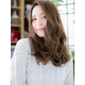 女っぽさ全開…アシンメトリーロング