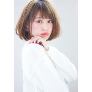 耳掛け小顔に見せる前髪の大人ボブ
