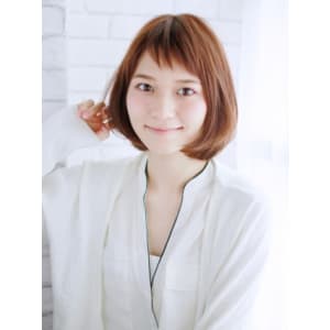 ショートバングの内巻きショートボブ