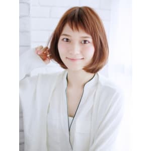 ショートバングの内巻きショートボブ