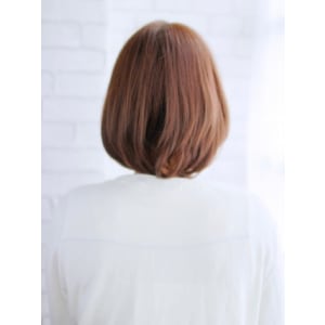 ショートバングの内巻きショートボブ