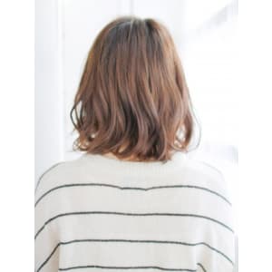 センターパートのフェミニンカール