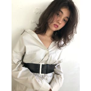 外国人風な透明感グレージュミディ