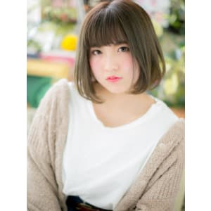アースカラー小顔ぱっつんオン眉前下がりストカール大人ボブ