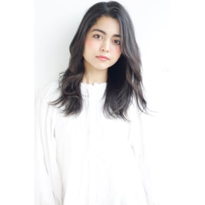 暗髪ロングで好印象なカジュアルパーマ