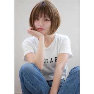 大人可愛いショートボブ　前下がりに上品フォルム