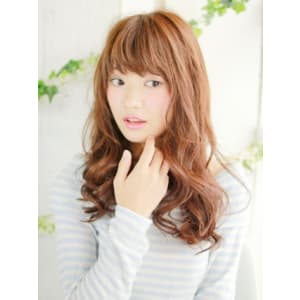 ゆるカールが今っぽいヘアースタイル