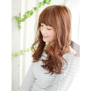 ゆるカールが今っぽいヘアースタイル
