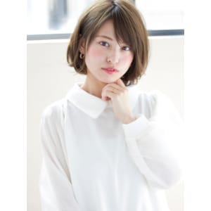 耳掛け小顔にみせるショートボブ