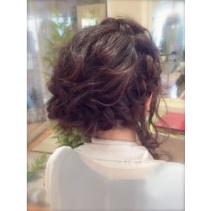 後れ毛が可愛い！ サイド寄せアップ