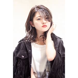 ダークカラーのヌーディヘア。