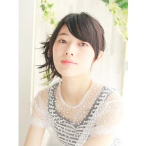 毛先を散らして遊びを出したアレンジスタイル