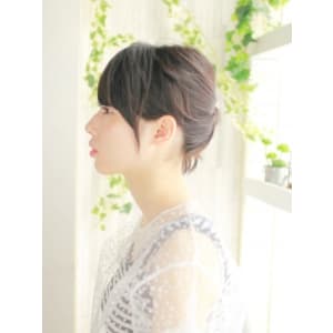 毛先を散らして遊びを出したアレンジスタイル