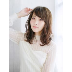 透け感たっぷりのグレージュカール
