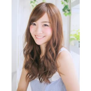 大人フェミニンのミックスカール