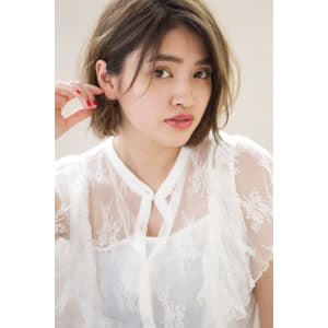 大人可愛い耳掛けボブ ハイライトでグレージュカラー