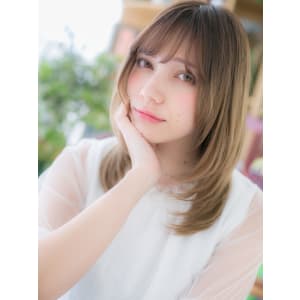 ストレートｘレイヤーの小顔グラマラス