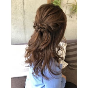ナチュラルなのにオシャレなねじりハーフアップ☆