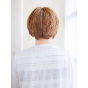 ハイトーンカラーのナチュラルストレートスタイル