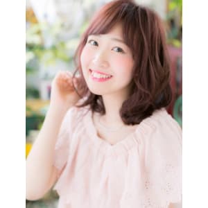 大人かわいい斜めバングxピンクカラーくびれエアリーミディ