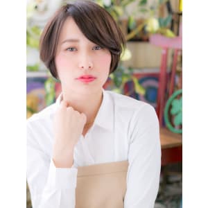 大人クール…黒髪ショートで小顔見せ