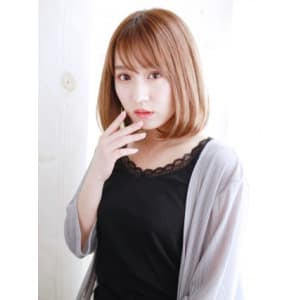 ハイトーンベージュの内巻きボブ