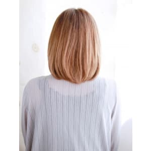 ハイトーンベージュの内巻きボブ