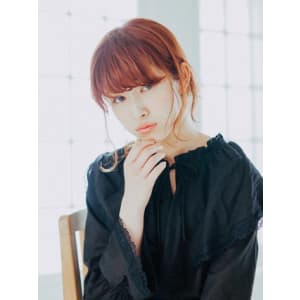 三つ編みでルーズダウンヘア