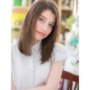 アシンメトリーな小顔抜け感セミディ