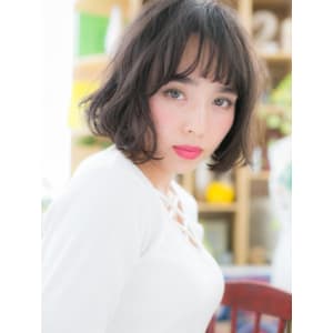 くせ毛風カールの黒髪フェミニンボブ