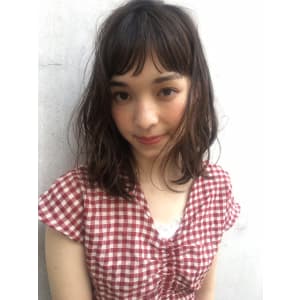 ナチュラルエアリーウェーブミディアムスタイル