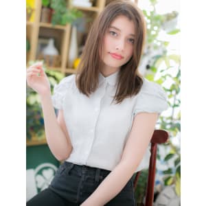 アシンメトリーな小顔抜け感セミディ