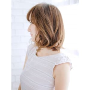 外ハネが可愛いボブスタイル