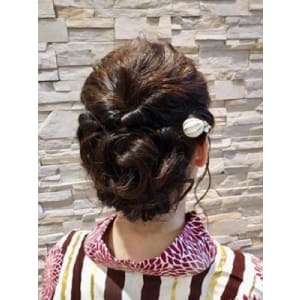肩より短めのボブでも出来るヘアアレンジは可愛くルーズに