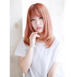 ペールピンクの内巻きカールスタイル