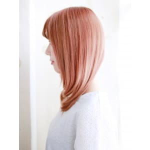 ペールピンクの内巻きカールスタイル