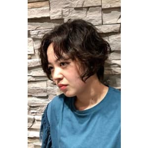 奥行きのあるスタイルはショートボブ＆パーマで大人可愛い