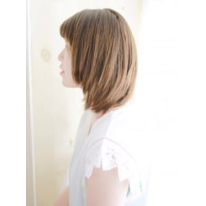 顔まわりレイヤーの内巻きスタイル