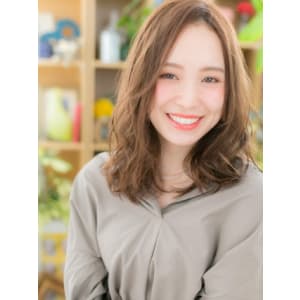 センターパートの大人・抜け感ミディ