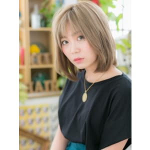 外国人風カラーの前下がり小顔ミディ