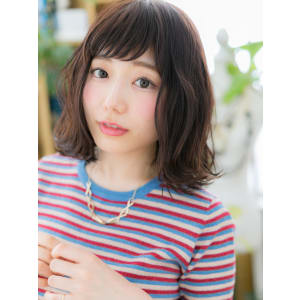 斜めバングで目力UP♪小顔ラブふわミディ