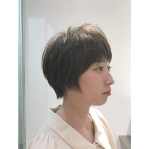 マットベージュのふんわりショート