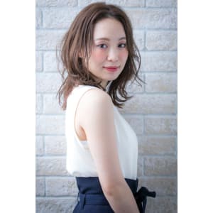 センターパートでボルドーのクラシカルなワンレンふわミディ 